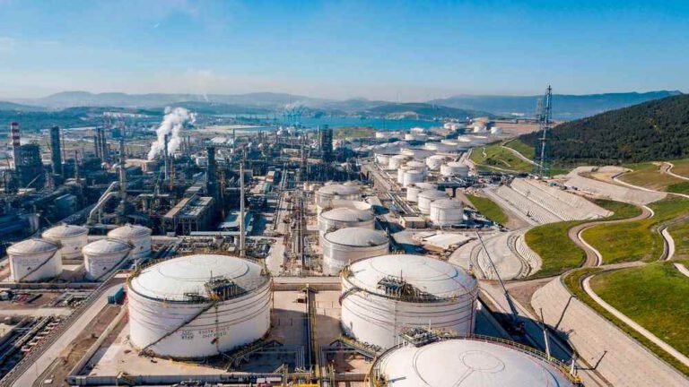 Ege’nin en büyük sanayi kuruluşları listesinde ilk sırada Star Rafineri yer alırken Petkim üçüncü oldu