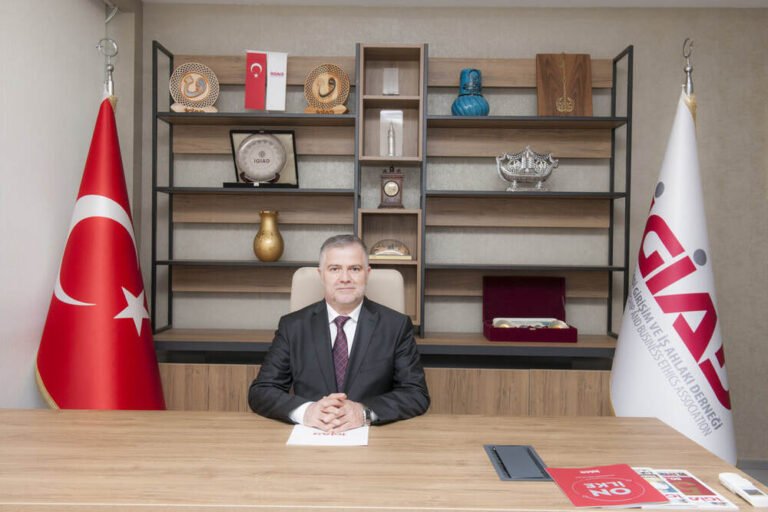 İş Ahlakına aykırı davranan tüccarın; Siyaset Ahlakına aykırı davranan siyasetçinin pabucu dama atılmalıdır.