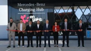 Mercedes-Benz ve En Yakıt iş birliğiyle Adana'da açılan yüksek hızlı şarj istasyonu