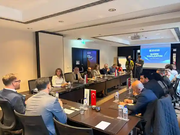 Basın toplantısı salonu, perdede EDEDER Basın Toplantısı yazısı