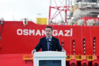 Osman Gazi Yüzer Üretim Platformu'nun Zonguldak Filyos Limanı'ndaki uğurlama töreni