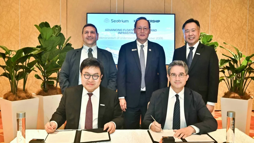 Karpowership ve Seatrium yöneticileri Singapur'da mutabakat zaptı imza töreninde, arkada Orhan Remzi Karadeniz, Dr. Tan See Leng ve Chris Ong