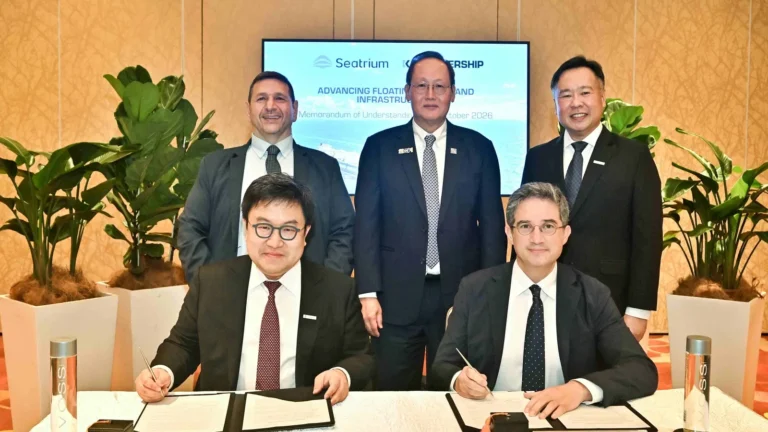 Karpowership ve Seatrium yöneticileri Singapur'da mutabakat zaptı imza töreninde, arkada Orhan Remzi Karadeniz, Dr. Tan See Leng ve Chris Ong