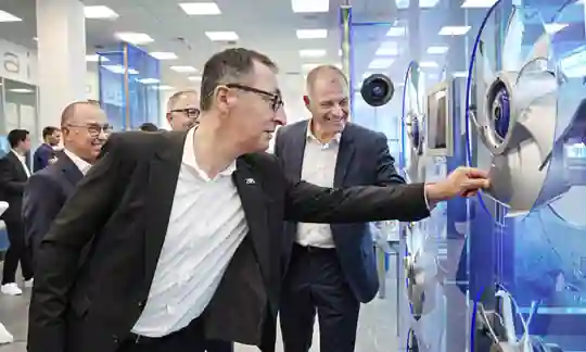 Baden-Württemberg Başbakanı Cem Özdemir Ziehl-Abegg'in biyomimetik fan kanatlarını inceliyor