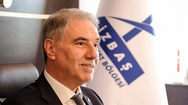 İZBAŞ Yönetim Kurulu Başkanı Eyüp Sevimli, İZBAŞ bayrağı önünde